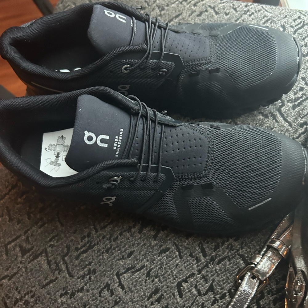 On Running Black Athletic Shoes Sleek Design